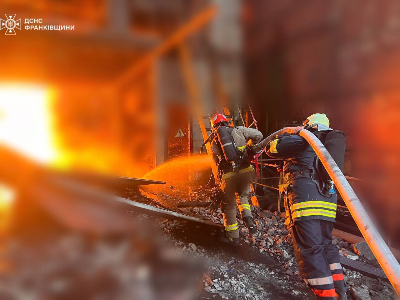 Палаючий після обстрілу росії енергетичний об’єкт на Прикарпатті гасили понад 100 рятувальників (ФОТО)