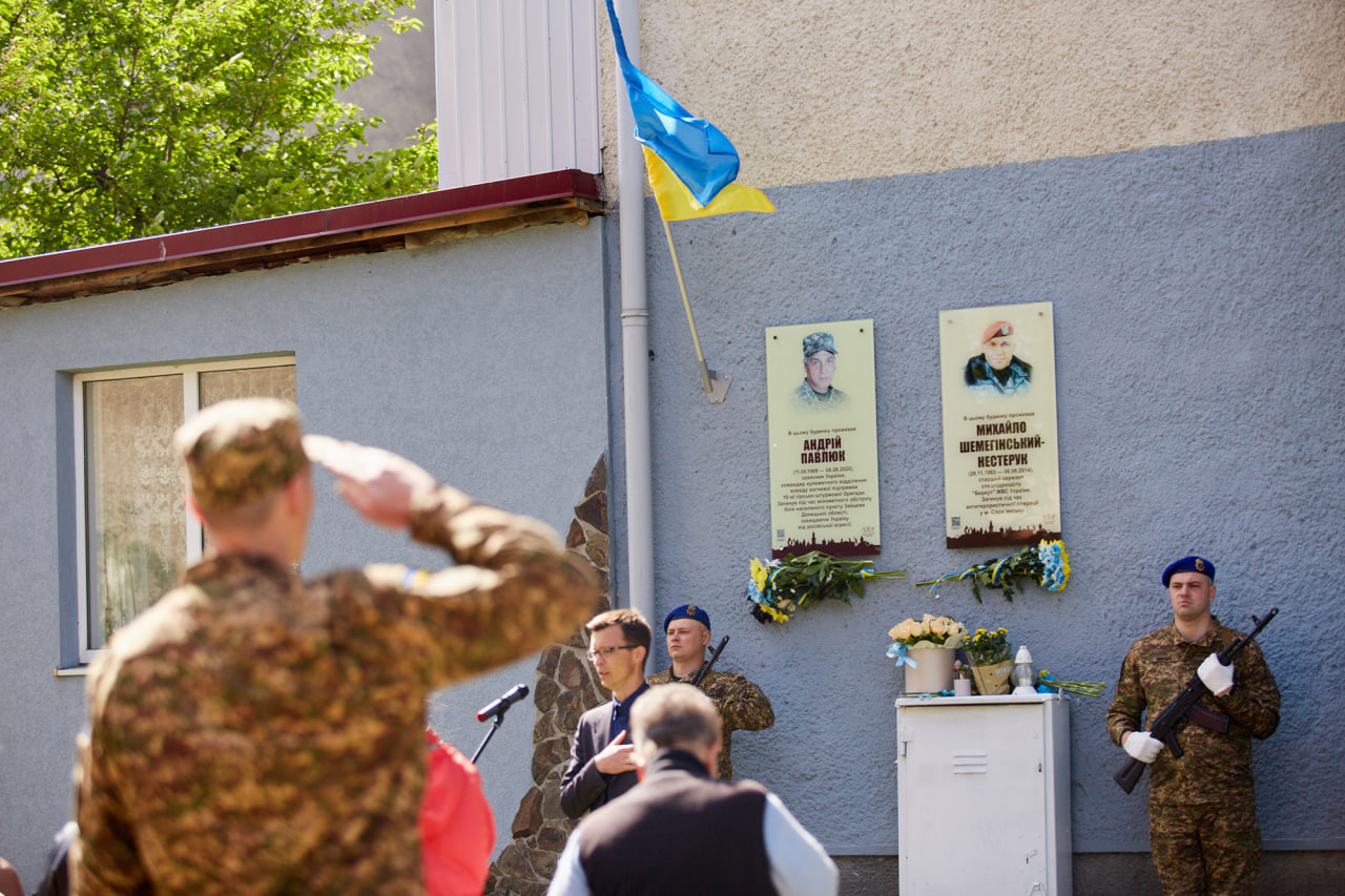 В Івано-Франківську відкрили меморіальну дошку полеглому військовому Андрію Павлюку (ФОТО)