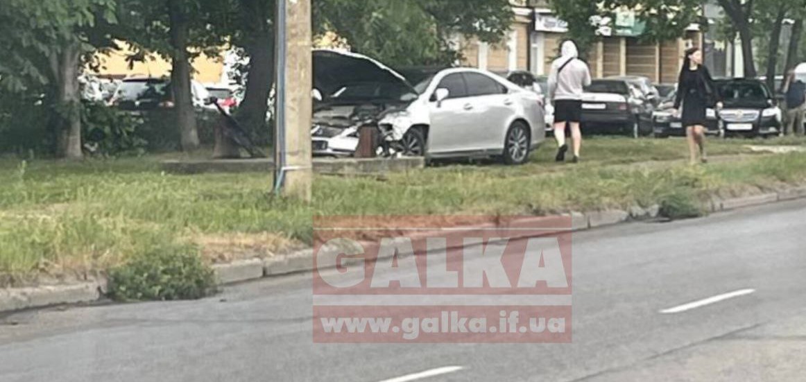 Lexus і Renault зіткнулися у Франківську: один з водіїв у лікарні (ФОТО, ВІДЕО)