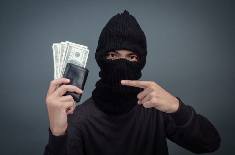 Фішинг, шахрайство, блокування рахунків: прикарпатська кіберполіція розповідає як захистити себе та бізнес у 2026 році