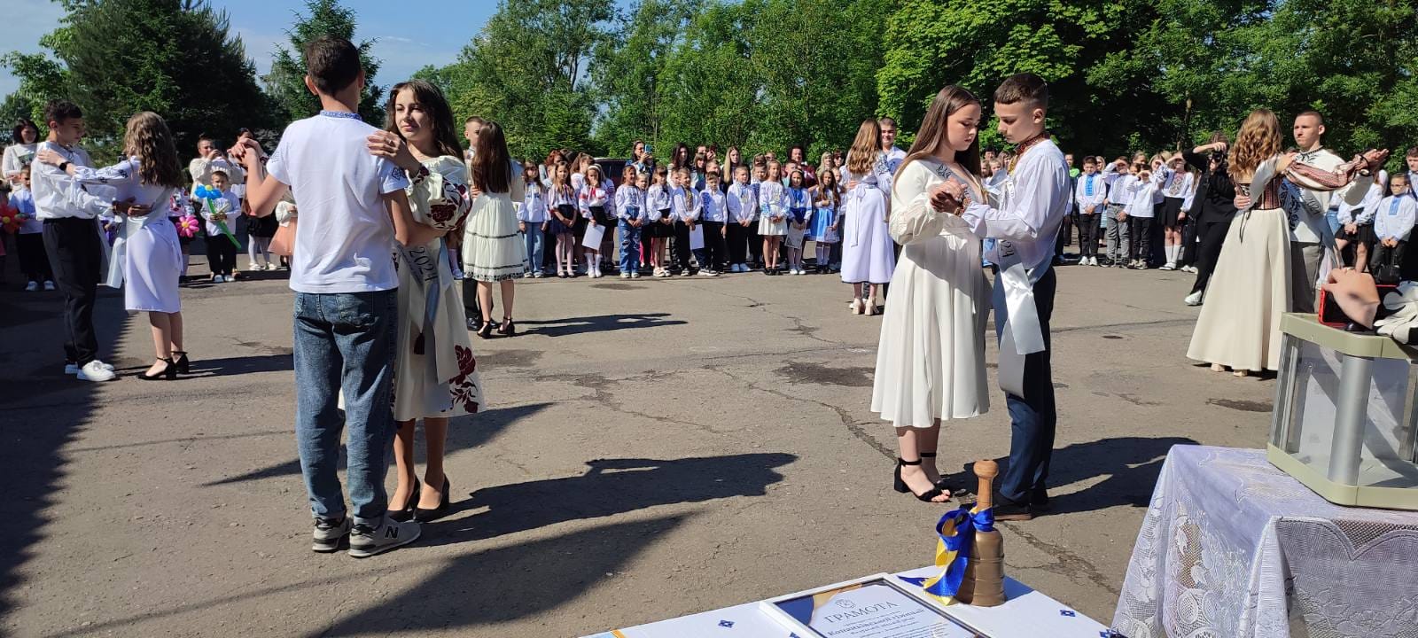 Донати на ЗСУ замість квітів: випускники Калущини зібрали 9000 гривень (ФОТО)