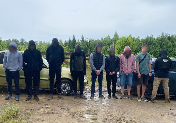 Поблизу кордону затримали прикарпатця, який віз шістьох чоловіків до румунського кордону (ФОТО, ВІДЕО)