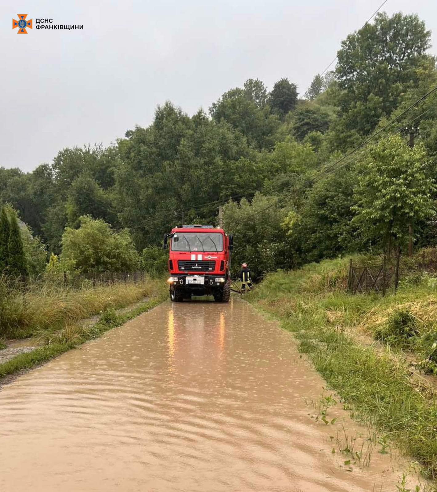 У Галичі та Тязеві рятувальники після дощу відкачували воду, щоб врятувати будинки (ФОТО)