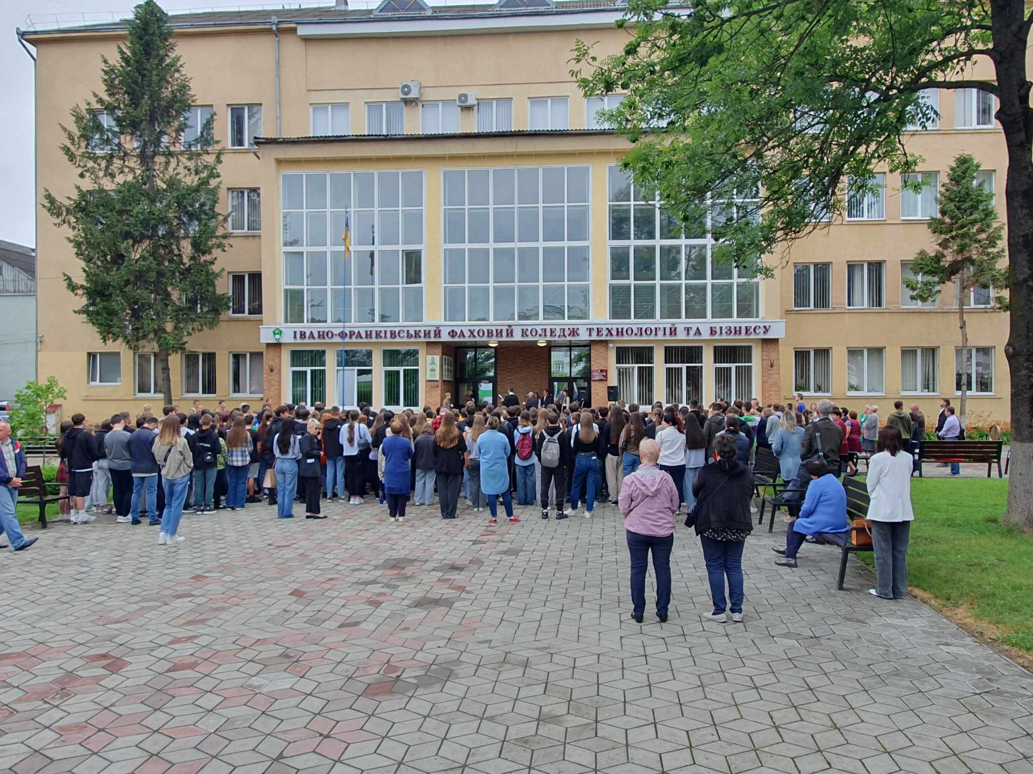 На фасаді Франківського коледжу технологій та бізнесу встановили меморіальні дошки полеглим захисникам (ФОТО)