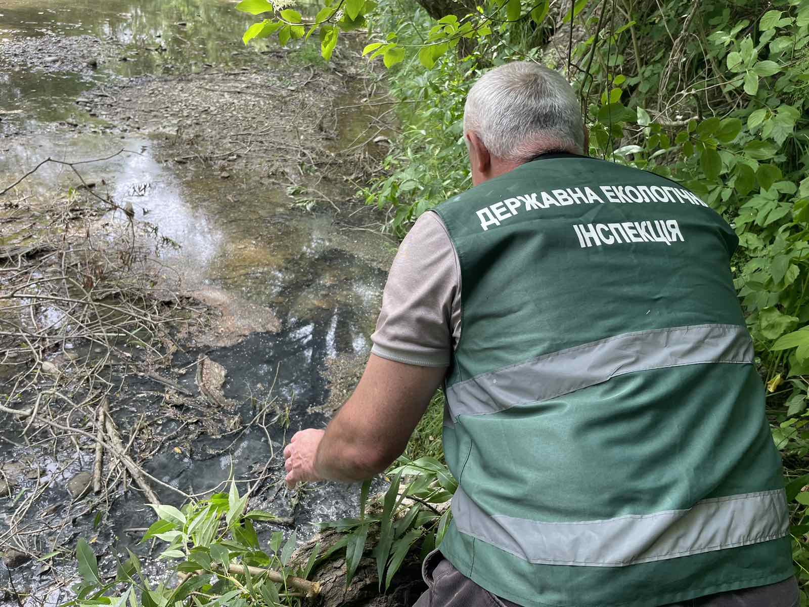 У річку на Калущині скидають нечистоти: вода в ній може бути небезпечна (ФОТОФАКТ)
