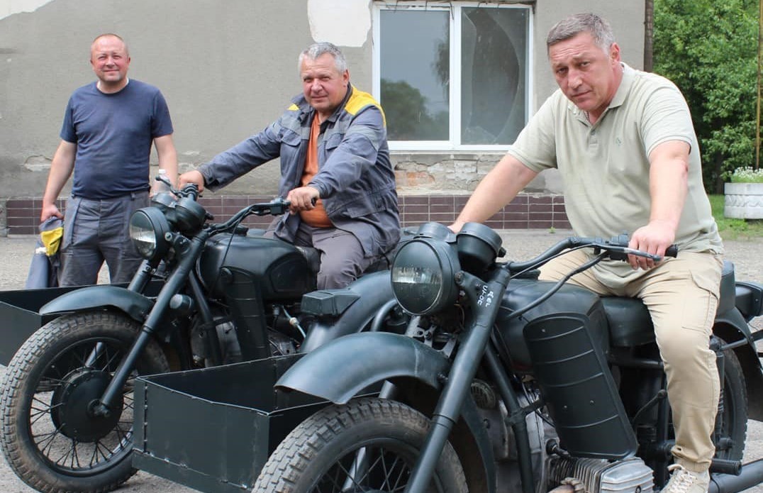 “Можемо і маємо допомогти”: ветерани війни з Бурштинської ТЕС обладнують евакуаційні мотоцикли на фронт