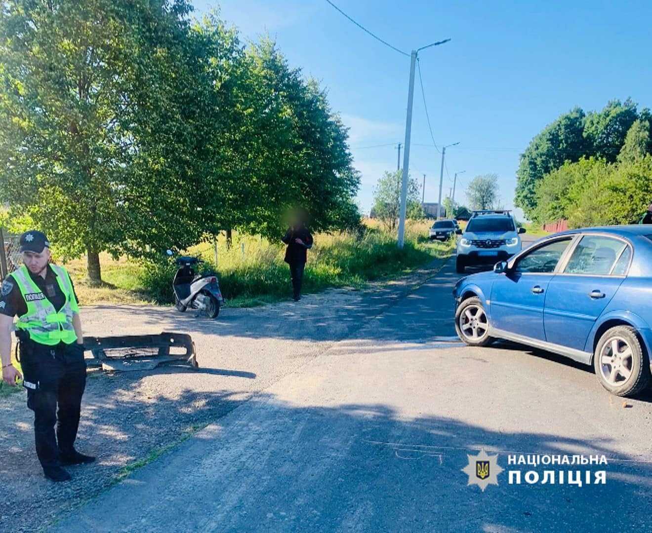 У Солотвині зіткнулися автомобіль і скутер, водій останнього у лікарні (ФОТО)
