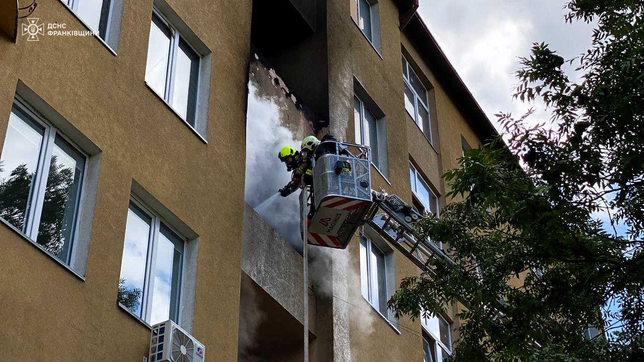 На балконі у Франківську вибухнув генератор:  горіла квартира з офісами (ФОТО, ВІДЕО, ОНОВЛЕНО)