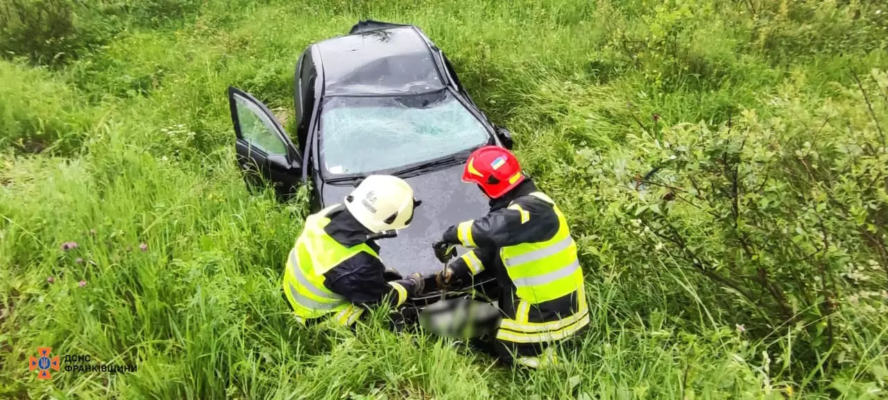 На Калущині машина злетіла з дороги: водія з салону діставали рятувальники (ФОТОФАКТ)