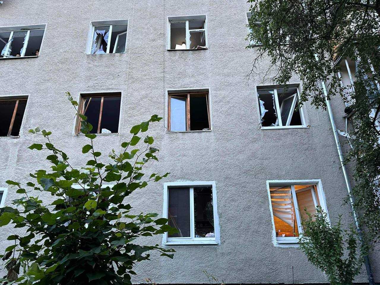 Пошкоджені вікна у 12-ти будинках, дитсадку, школі, вражений університет: деталі атаки на Івано-Франківськ