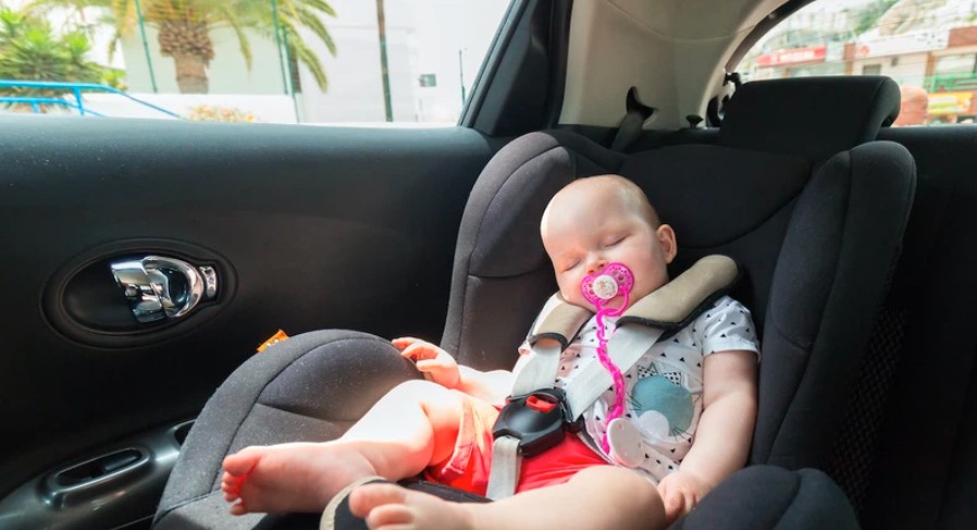 Чому небезпечно лишати дитину саму в авто влітку — пояснюють медики
