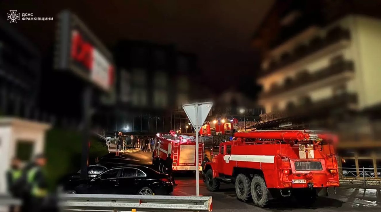 Вночі у готелі в Поляниці сталася пожежа: евакуювали 37 гостей (ФОТО З МІСЦЯ)