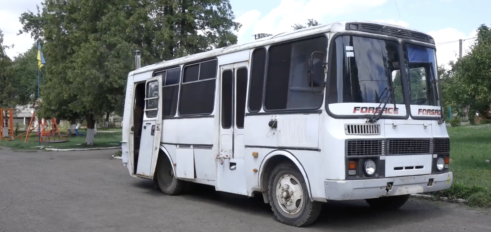 Волонтери Коломийщини перетворили автобус у банно-пральний комплекс для воїнів (ВІДЕО)