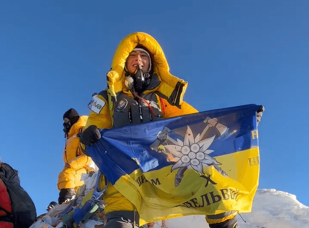 Українська альпіністка піднялася із прапором коломийського “Едельвейсу” Еверест та Лхоцзе (ВІДЕО)