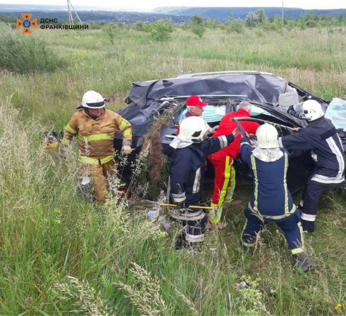ДТП на Надвірнянщині: автомобіль опинився у кюветі (ФОТО)