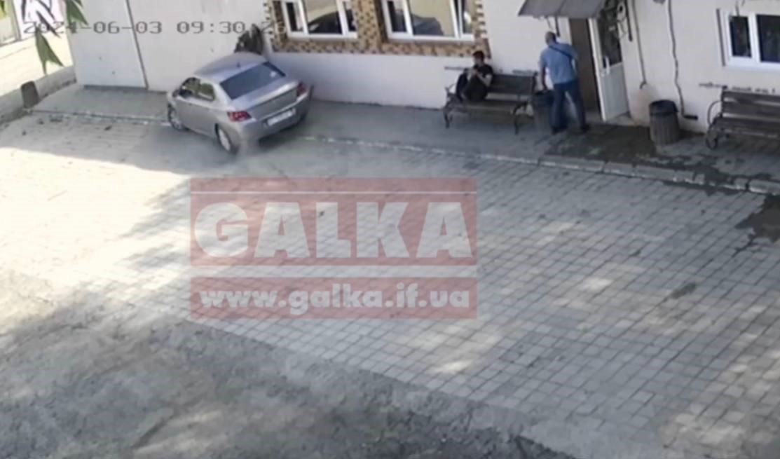 Спеціально наїхав і втік: водієві, який збив чоловіка у Бурштині, оголосили підозру (ВІДЕО)