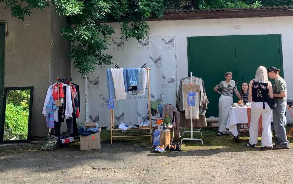 Франківці влаштували вуличний розпродаж одягу, щоб зібрати гроші на протез військовому (ФОТО)