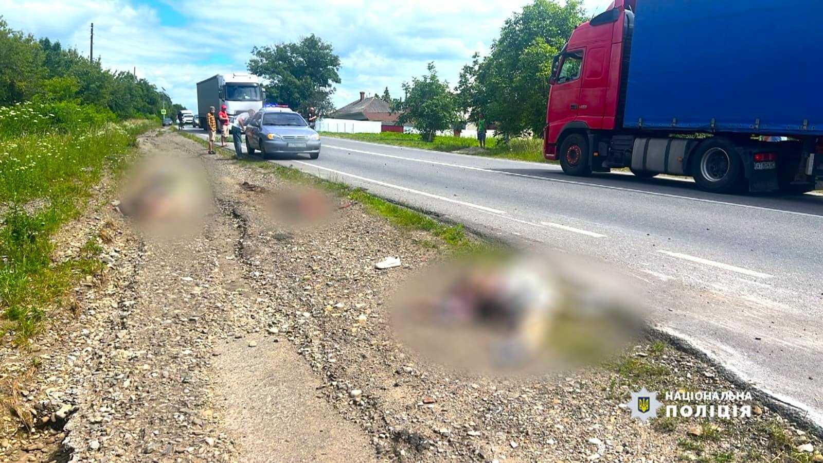 Біля Снятина вантажівка збила на смерть двох жінок (ФОТО)