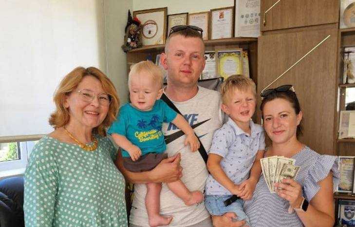 Франківська сім’я передала 500 доларів на дрони, в пам’ять про загиблого на війні дідуся (ФОТО)