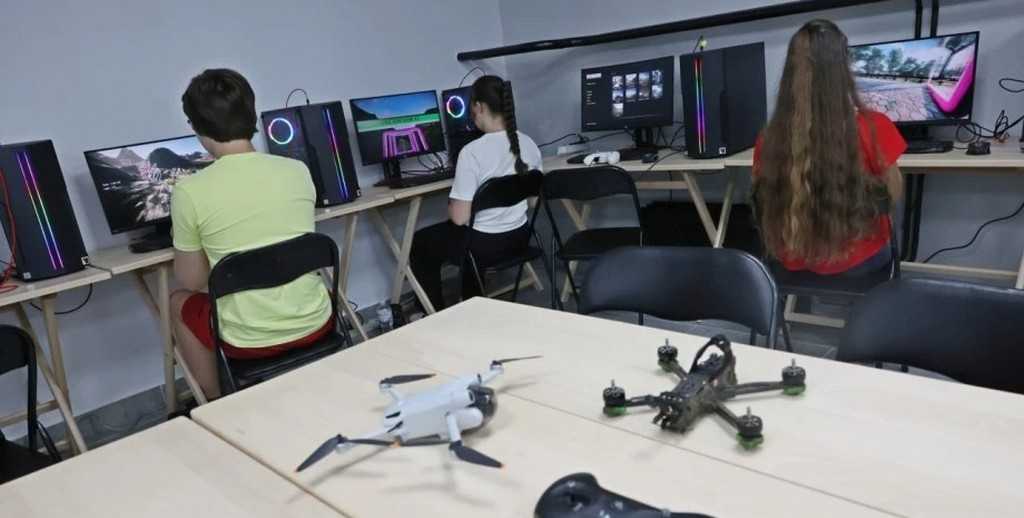 Школярів вчитимуть поводженню зі зброєю, дронами, домедичній допомозі: в області готують 65 центрів