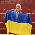 франківська танцівниця з прапором і золотою медаллю