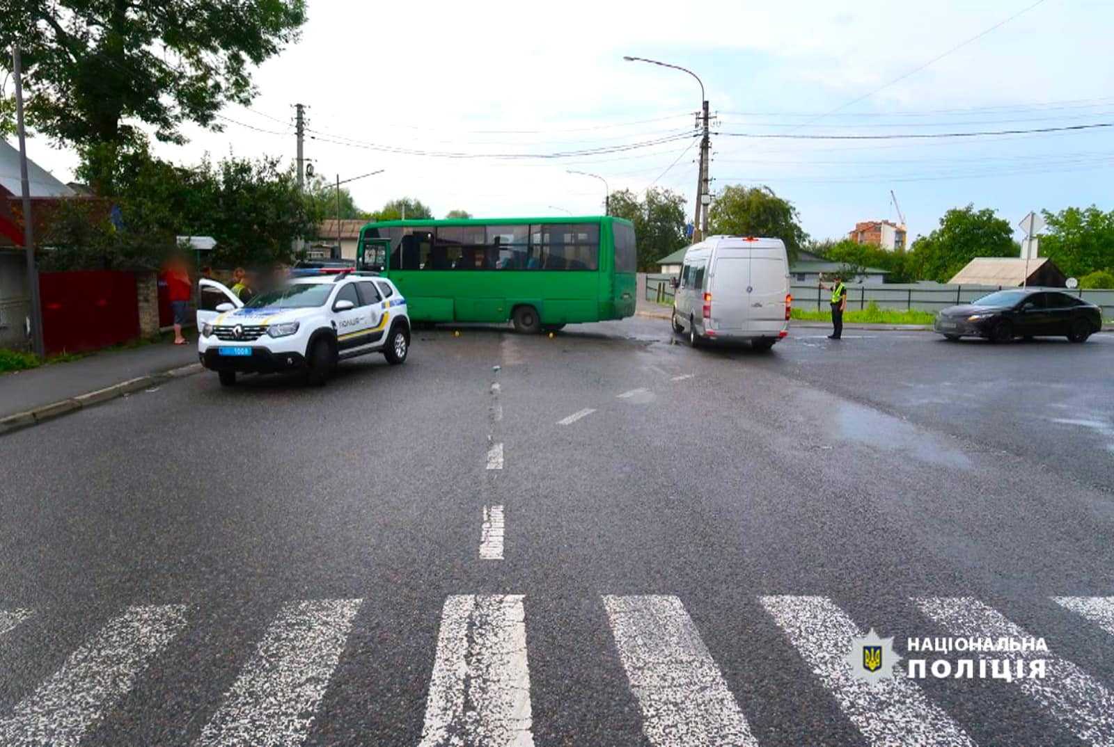У Надвірній автобус зіткнувся із двома автомобілями (ФОТО)