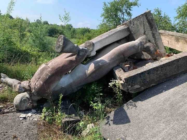 На Прикарпатті демонтували ще один радянський пам’ятник (ФОТОФАКТ)