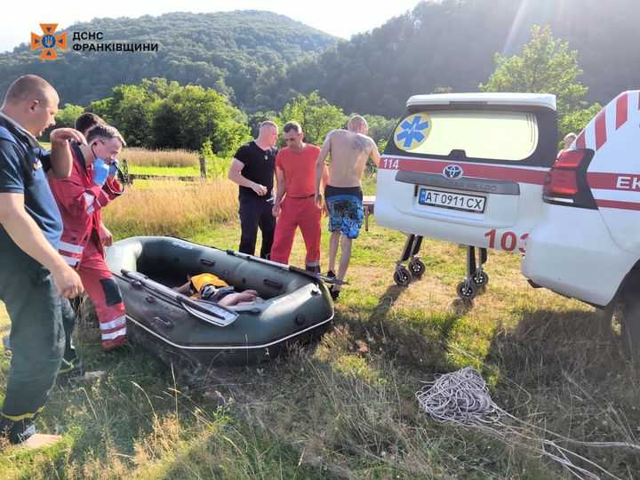 Прикарпатські рятувальники допомогли чоловіку, який застряг на острівці посеред річки (ФОТОФАКТ)