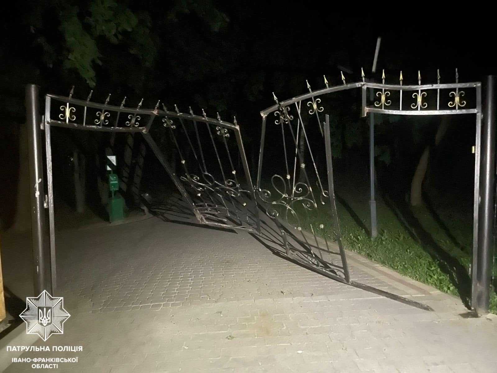 У Франківську затримали водія, який зніс паркові ворота та втік з місця події (ФОТО)