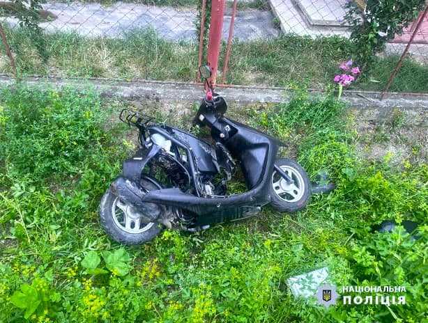 На Косівщині пʼяний водій позашляховика збив двох підлітків на скутері та втік (ФОТО)