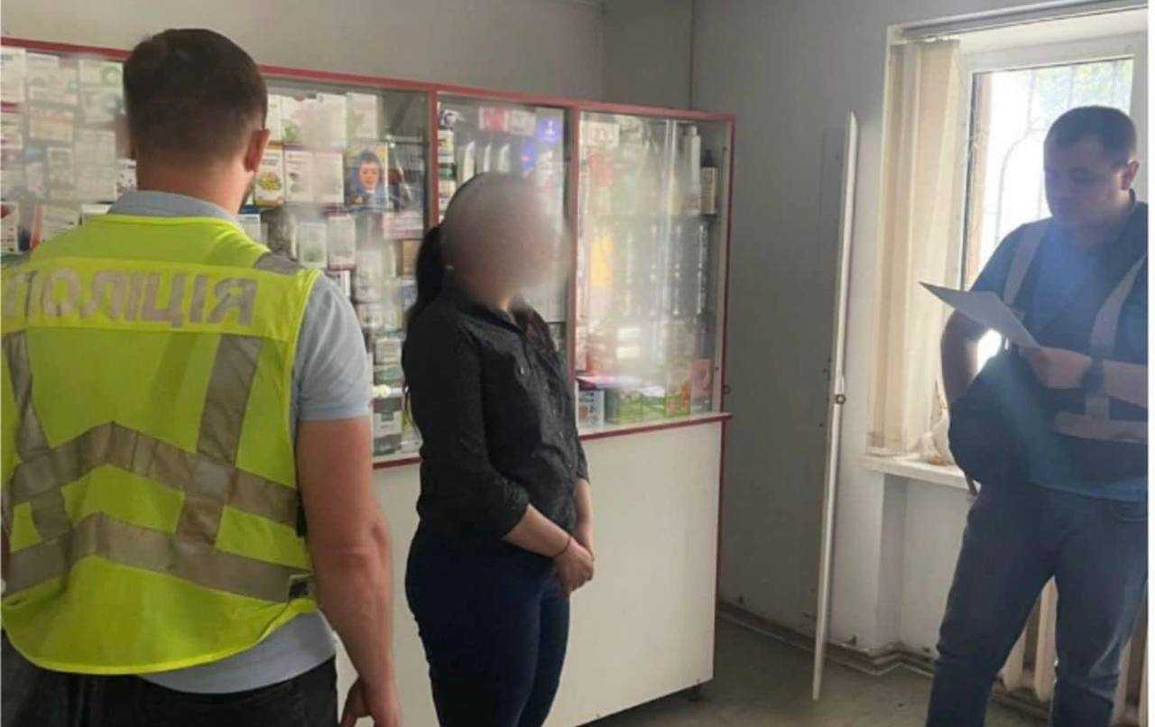 Калушанка продавала наркотики в аптеці: поліція викрила її “на гарячому” (ФОТО)