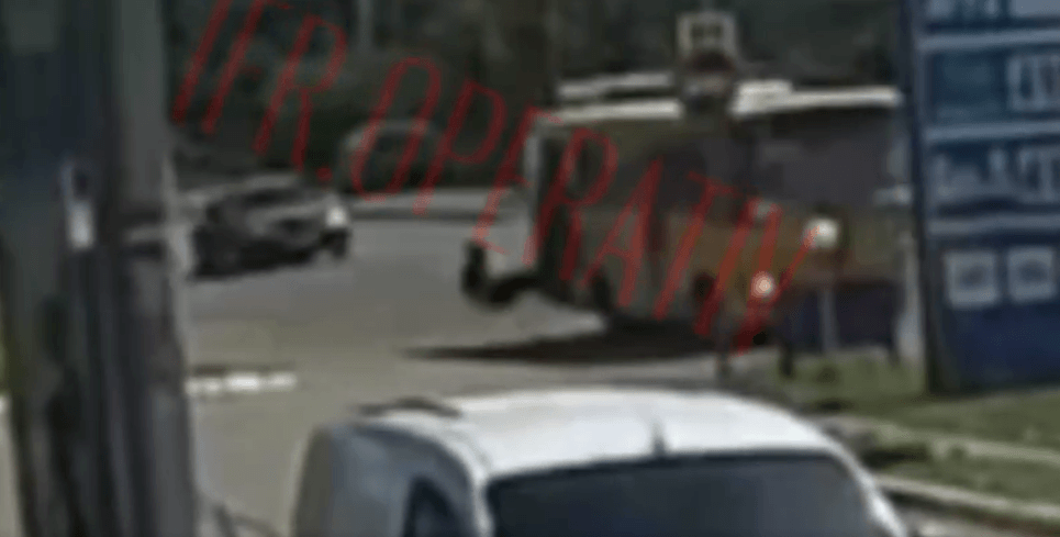 46-річна жінка випала з маршрутки під час руху на Коновальця у Франківську (ВІДЕО)