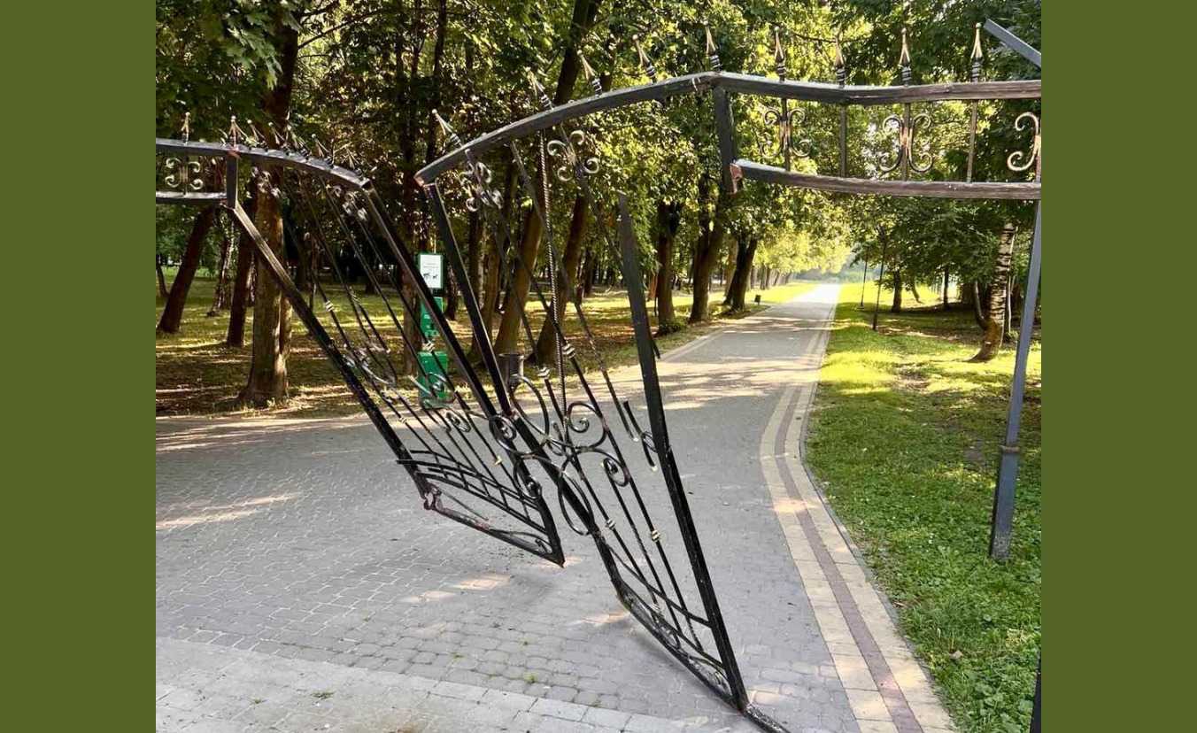 У франківському міському парку розтрощили ворота: шукають свідків (ОНОВЛЕНО)
