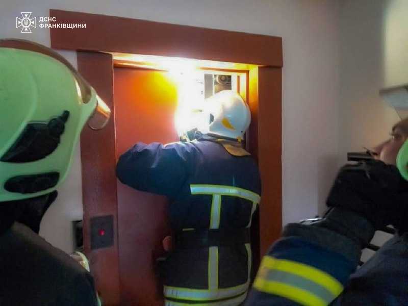За день у Франківську восьмеро людей застрягли в ліфтах через знеструмлення (ФОТОФАКТ)