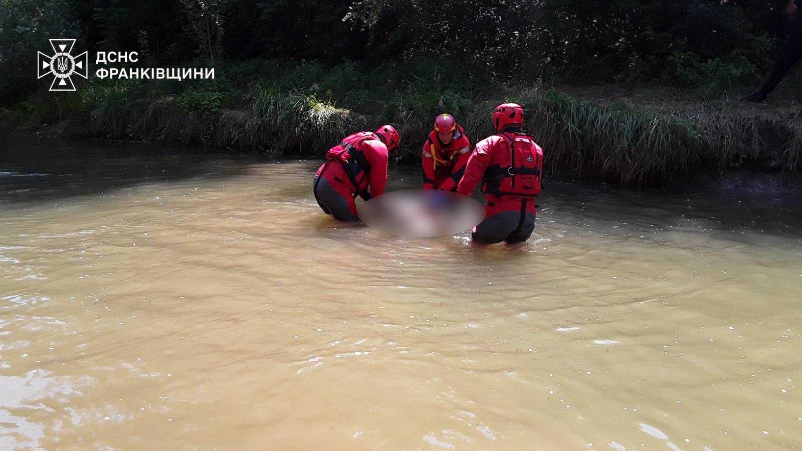 У Косові з річки витягнули тіло жінки (ФОТО З МІСЦЯ)