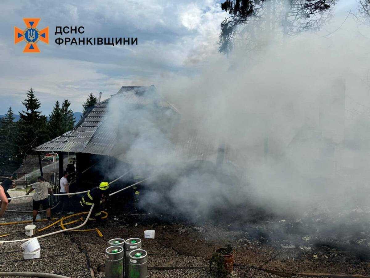 У Яблуниці горів етнопарк: вогонь знищив дві будівлі (ФОТО)