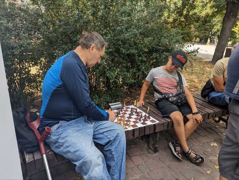 За донат на ЗСУ: у центрі Франківська діти пропонують зіграти в шахи (ФОТО)