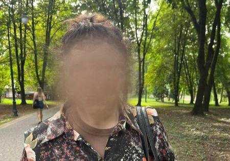 У міському парку жінка крала бегонії, її спіймали працівники (ФОТО)