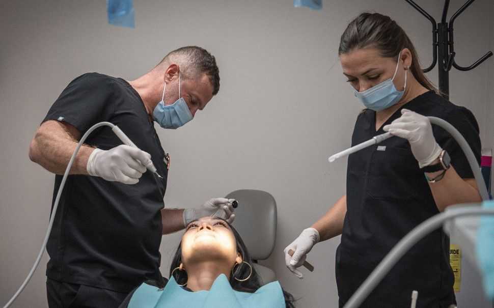 Лікування кривих зубів та заміна відсутніх зубів у ParkSide Dental Brooklyn