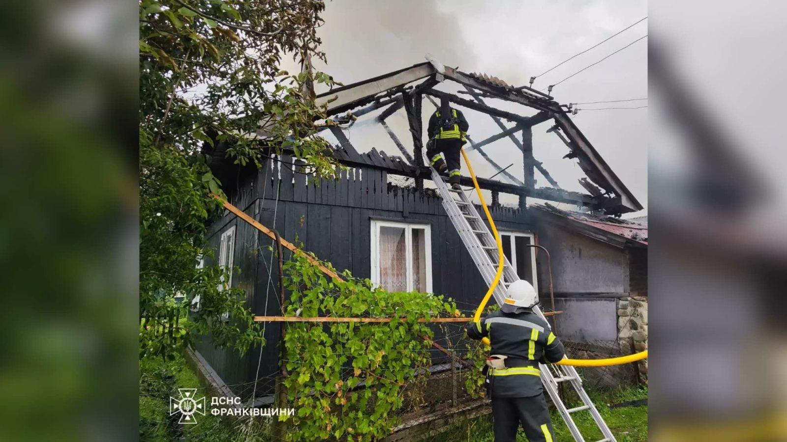 Зранку на Калущині палав будинок: постраждала жінка (ФОТО З МІСЦЯ)