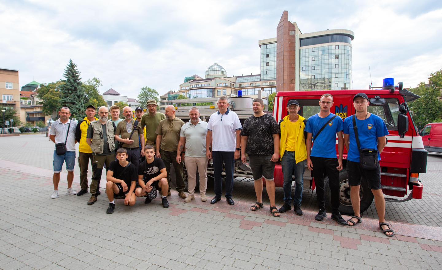 Шведські пенсіонери-пожежники передали франківським волонтерам пожежну для Первомайська (ФОТО)