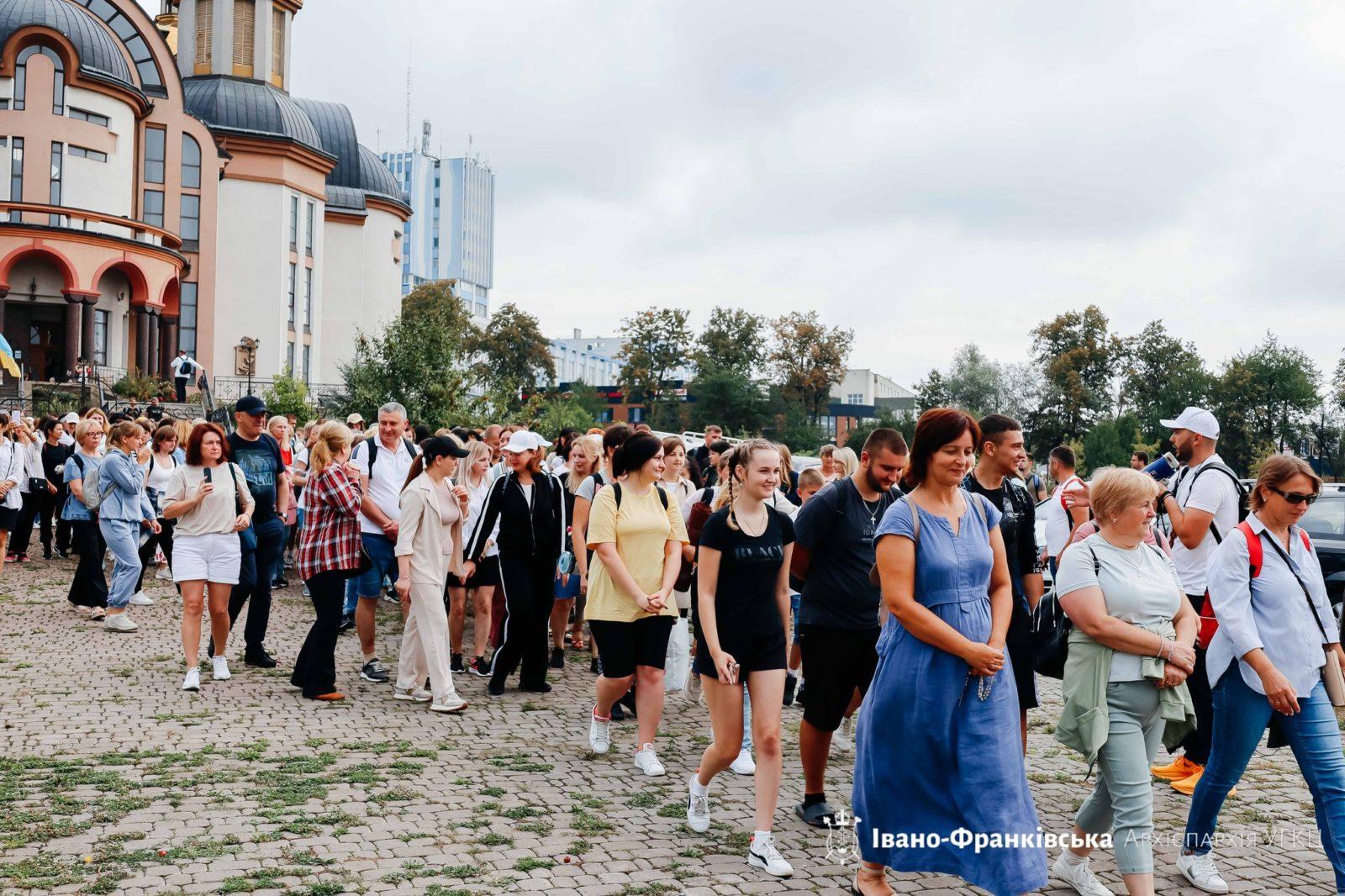 Сотні паломників з Івано-Франківська вирушили у пішу прощу до Крилоса (ФОТО)