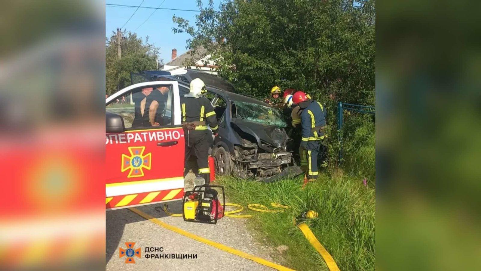 У Надвірній внаслідок ДТП в авто затисло людину (ФОТО З МІСЦЯ)