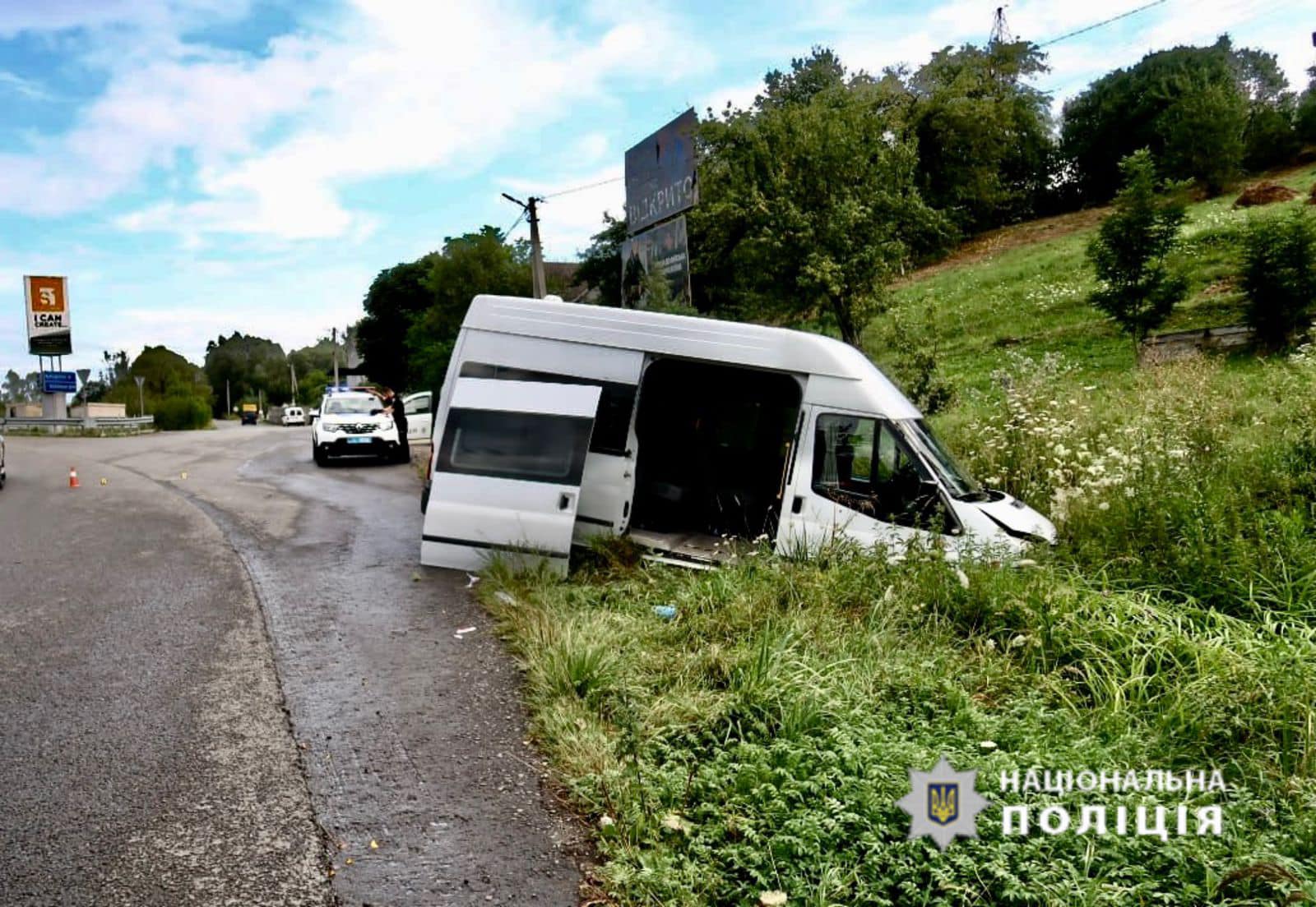 У Делятині мікроавтобус з’їхав у кювет: двоє пасажирів травмовані (ФОТО)