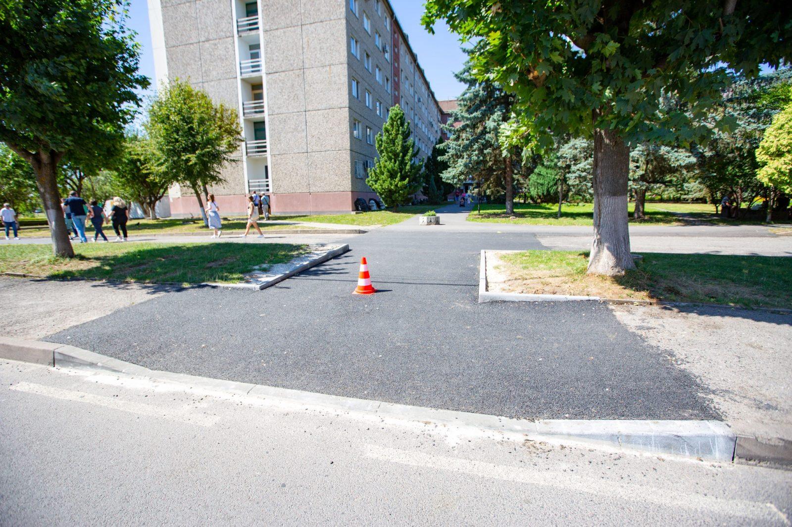 Облаштували підїзди до корпусів: у Франківську подовжили доступний маршрут до обласної лікарні