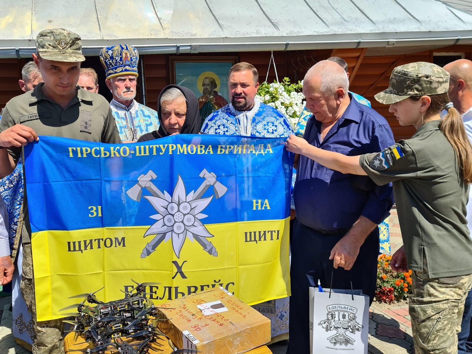 На Снятинщині батьки полеглого воїна придбали дрони на ЗСУ (ФОТО)