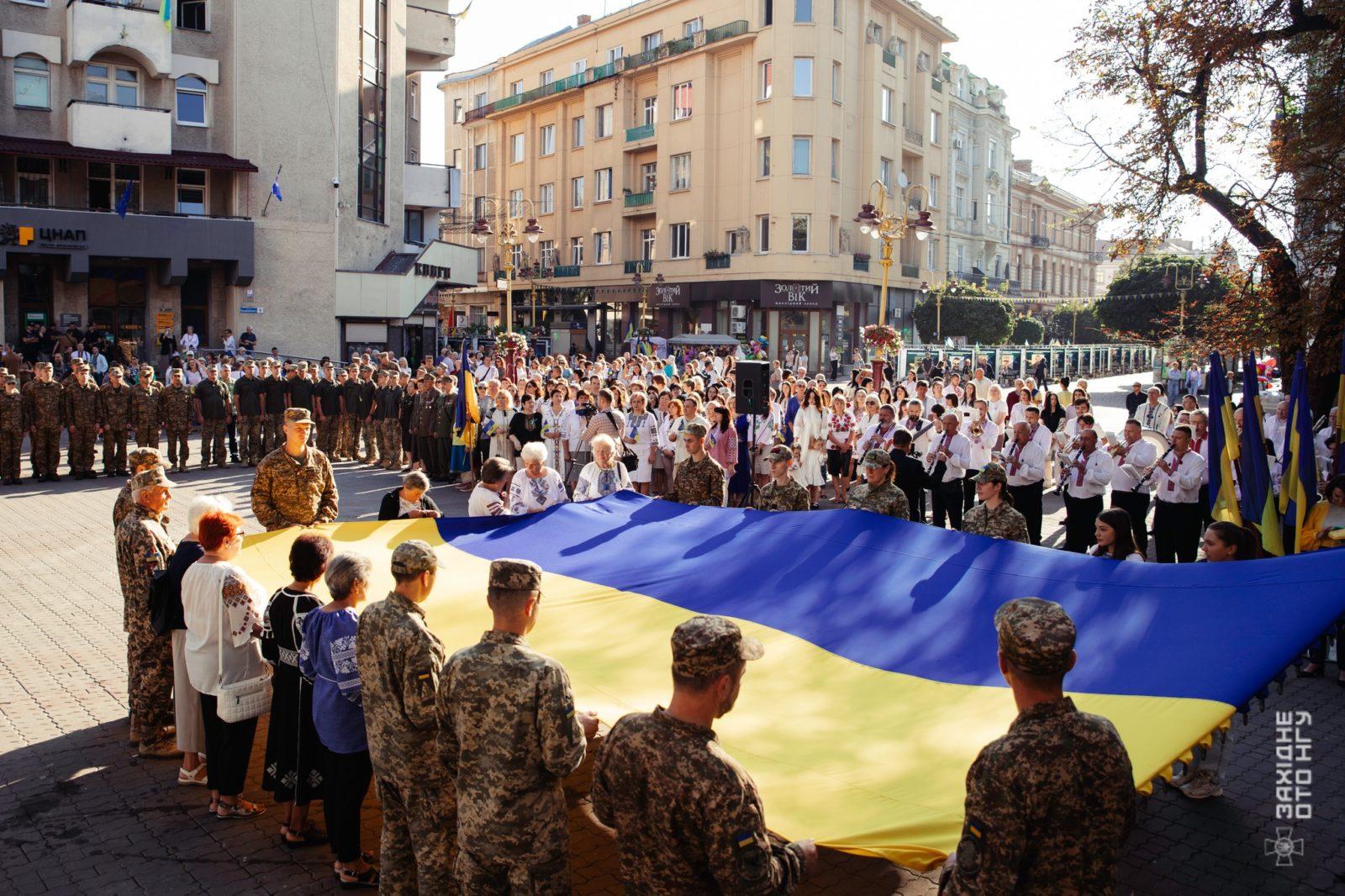 У Франківську урочисто підняли Державний прапор (ФОТО)