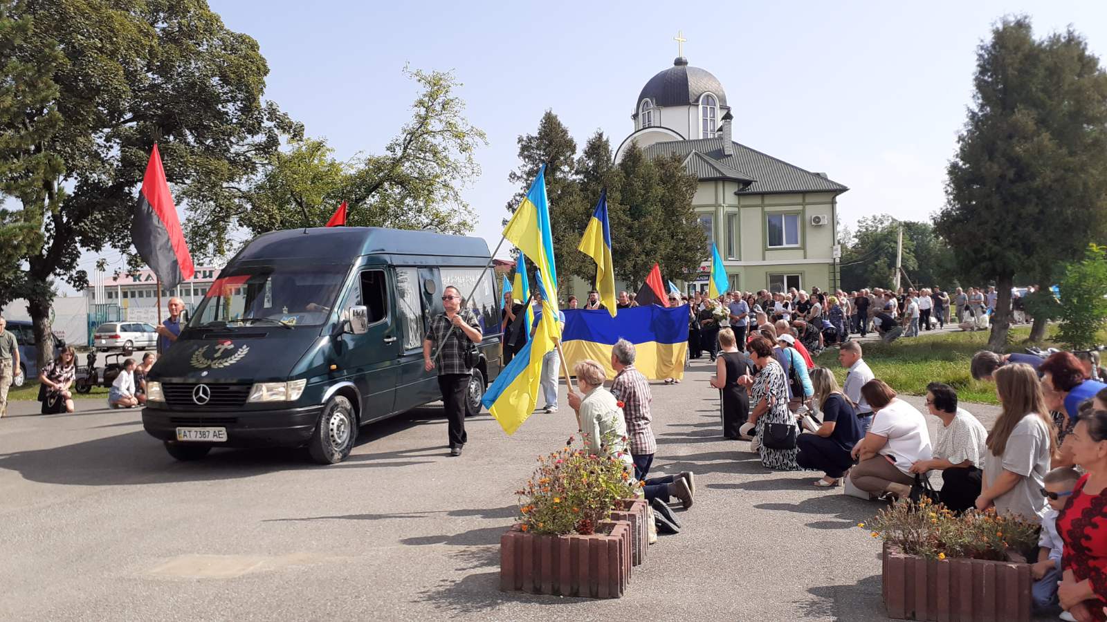 У Брошнів-Осаді на колінах зустріли  загиблого захисника Володимира Березу (ФОТО)