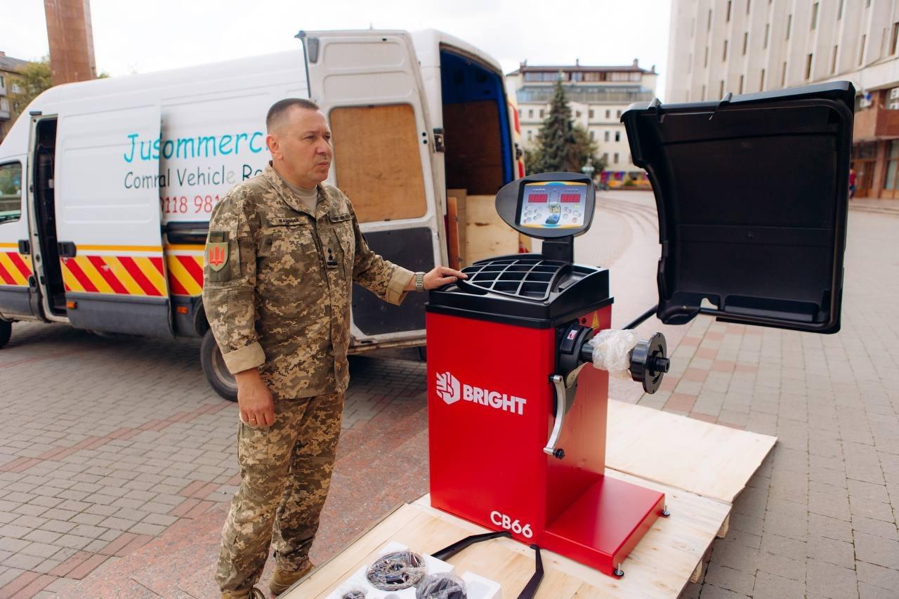 Оборонцям прикарпатського неба передали обладнання 140 тисяч гривень для автомобілів (ФОТО)