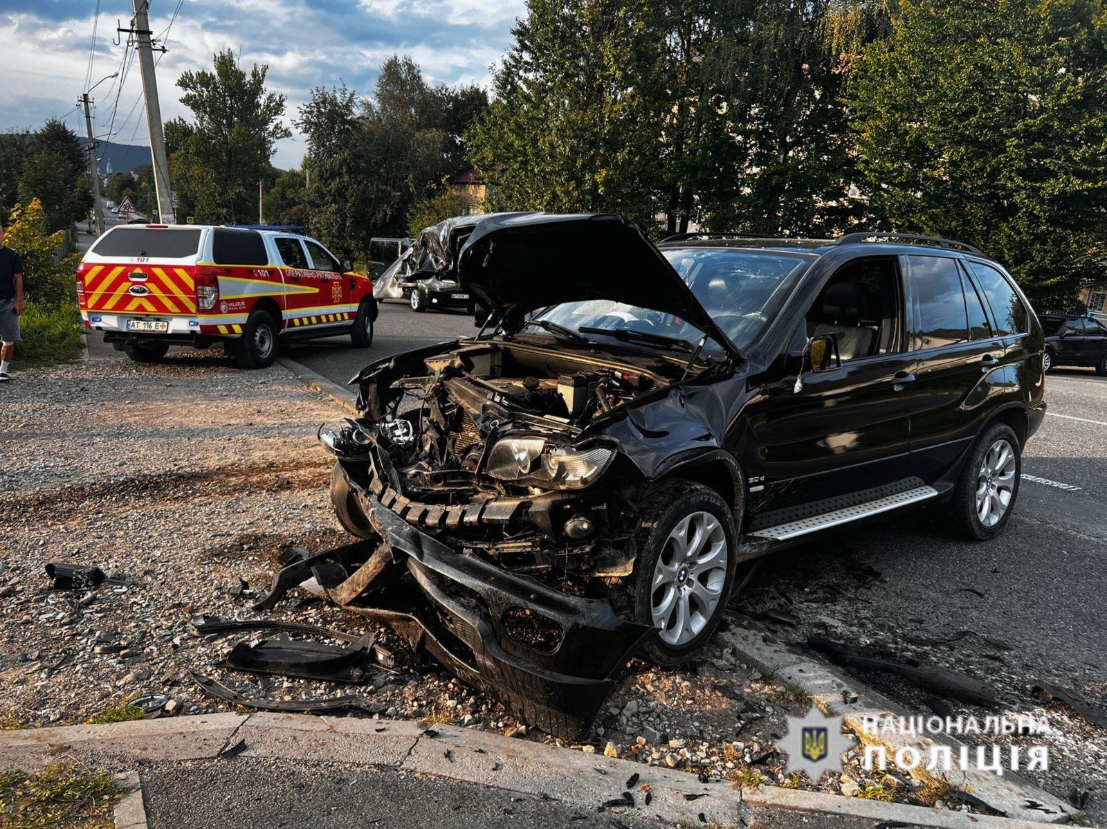 У Надвірній “на зустрічній” зіткнулися BMW та Opel: пасажирка останнього – померла в лікарні (ФОТО)